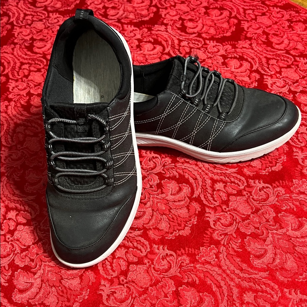 Clarks Cloudsteppers Black Casual Sneakers Size 7 Cushion Soft Slip-On Comfort